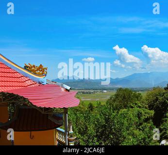 Idéalement situé sur la ville de Nha trang, long son Pagoda est l'un des temples bouddhistes les plus révérés du Vietnam central. Banque D'Images