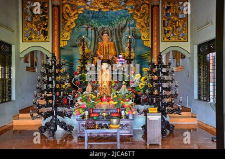 Idéalement situé sur la ville de Nha trang, long son Pagoda est l'un des temples bouddhistes les plus révérés du Vietnam central. Banque D'Images