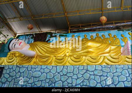 Idéalement situé sur la ville de Nha trang, long son Pagoda est l'un des temples bouddhistes les plus révérés du Vietnam central. Banque D'Images