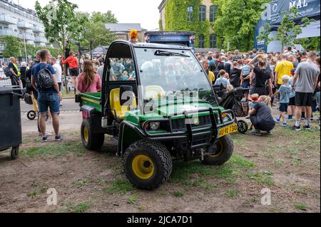 Le véhicule utilitaire John Deere Gator devant une foule le 11 juin 2022 à Aarhus au Danemark Banque D'Images