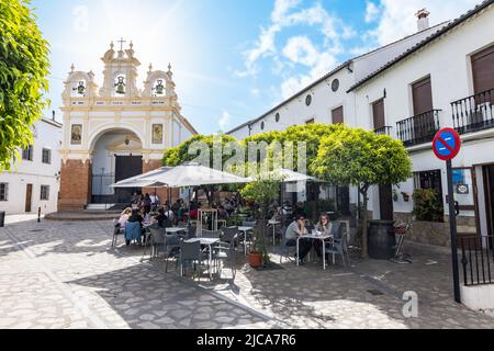 Zahara de la Sierra, Cadix, Espagne - 1 mai 2022: Les gens mangeant une boisson dans les terrasses de bar village de Zahara de la Sierra, (montagnes de Grazalema), rou Banque D'Images