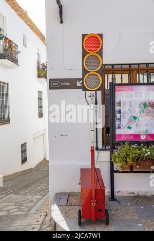 Zahara de la Sierra, Cadix, Espagne - 1 mai 2022: Feu de circulation portatif dans la ville pittoresque de Zahara de la Sierra, dans la route des villages blancs de Banque D'Images