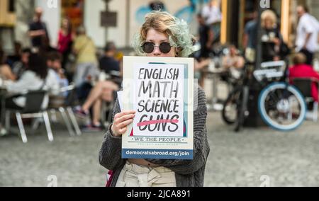 Munich, Bavière, Allemagne. 11th juin 2022. Quatre ans après la dernière marche pour nos vies manifestations pour la législation sur le contrôle des armes à feu aux États-Unis et après les massacres d'Uvalde et de Buffalo, des membres des Démocrates à l'étranger se sont ralliés à Munich, L'Allemagne a répondu à l'appel à l'action pour mettre fin à l'épidémie de violence par les armes à feu, alors que le rythme des fusillades de masse en 2022 est sur la bonne voie pour égaler ou dépasser celui de 2021. Mars for Our Lives 2022 a plus de 300 démos officielles avec un message central pour le Congrès: '''˜vous nous tuez avec votre inaction. Depuis 5 juin, il y a eu 246 fusillades de masse dans t Banque D'Images