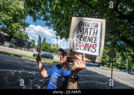 Munich, Bavière, Allemagne. 11th juin 2022. Quatre ans après la dernière marche pour nos vies manifestations pour la législation sur le contrôle des armes à feu aux États-Unis et après les massacres d'Uvalde et de Buffalo, des membres des Démocrates à l'étranger se sont ralliés à Munich, L'Allemagne a répondu à l'appel à l'action pour mettre fin à l'épidémie de violence par les armes à feu, alors que le rythme des fusillades de masse en 2022 est sur la bonne voie pour égaler ou dépasser celui de 2021. Mars for Our Lives 2022 a plus de 300 démos officielles avec un message central pour le Congrès: '''˜vous nous tuez avec votre inaction. Depuis 5 juin, il y a eu 246 fusillades de masse dans t Banque D'Images