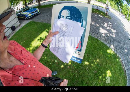 Munich, Bavière, Allemagne. 11th juin 2022. Un conférencier de la Marche pour nos vies à Munich, en Allemagne, lit à partir d'une liste de cinq pages (recto et verso) contenant les noms des victimes de violences par armes à feu et de fusillades de masse. Quatre ans après la dernière marche pour nos vies manifestations pour la législation sur le contrôle des armes à feu aux États-Unis et après les massacres d'Uvalde et de Buffalo, des membres des Démocrates à l'étranger se sont ralliés à Munich, L'Allemagne a répondu à l'appel à l'action pour mettre fin à l'épidémie de violence par les armes à feu, alors que le rythme des fusillades de masse en 2022 est sur la bonne voie pour égaler ou dépasser celui de 2021. Mars pour nos vies Banque D'Images