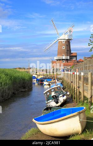 Moulin à vent CLEY près de la rivière Glaven sur la voie des Peddars et Norfolk Coast Path, CLEY sur la mer, Norfolk, Angleterre, Royaume-Uni. Banque D'Images