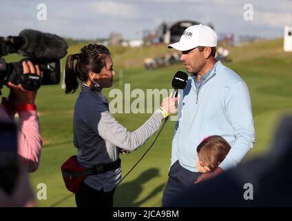 Charl Schwartzel de Team Stinger GC, vainqueur individuel de l'Afrique du Sud, s'adresse à su-Ann Heng après le troisième jour de la série d'Invitational de golf de LIV au Centurion Club, Hertfordshire. Date de la photo: Samedi 11 juin 2022. Banque D'Images