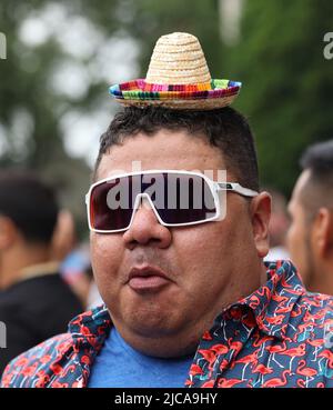 Elmont, États-Unis. 11th juin 2022. Un fan de course sportive un peu trop petit chapeau avant la course de 154th des enjeux de Belmont à Elmont, New York, samedi, 11 juin 2022. Photo de Mark Abraham/UPI crédit: UPI/Alay Live News Banque D'Images