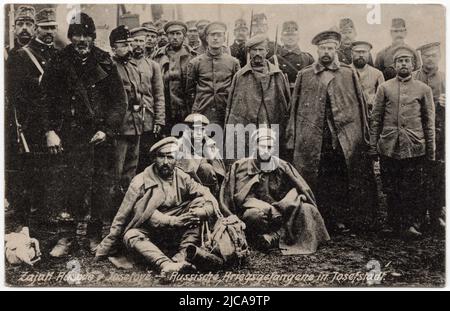 Prisonniers de guerre russes gardés par des soldats d'escorte austro-hongrois photographiés pendant la première Guerre mondiale dans le camp austro-hongrois POW Josefstadt (aujourd'hui Josefov près de Jaroměř en Bohême centrale, République tchèque), photographiés en noir et blanc par un photographe inconnu datant de 1914 à 1918. Courtoisie de la collection de cartes postales Azoor. Banque D'Images