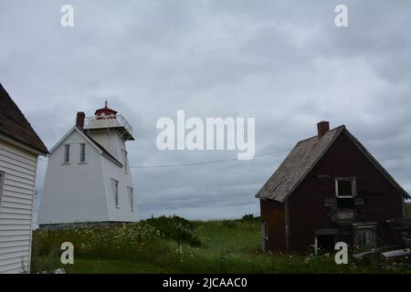 Fenêtre et parement jaune dans l'ancien bâtiment de bord de mer Banque D'Images