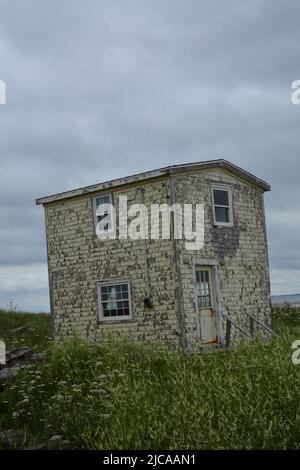 Fenêtre et parement jaune dans l'ancien bâtiment de bord de mer Banque D'Images