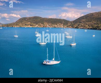 Vue aérienne du magnifique yacht. Bateau sur la mer au coucher du soleil Banque D'Images