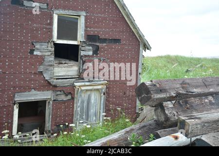 Fenêtre et parement jaune dans l'ancien bâtiment de bord de mer Banque D'Images