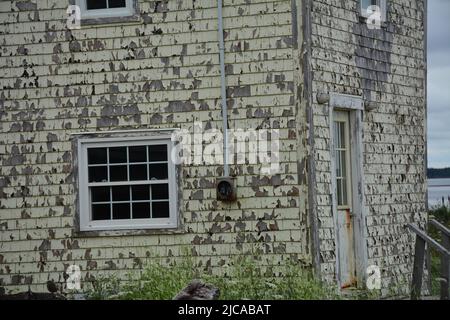 Fenêtre et parement jaune dans l'ancien bâtiment de bord de mer Banque D'Images