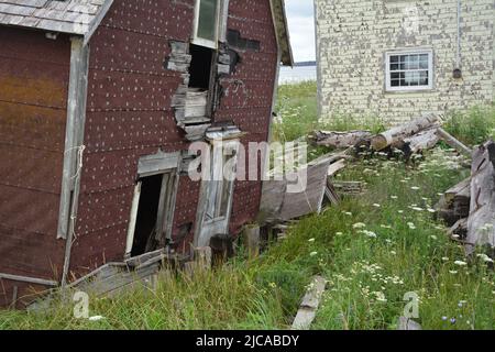 Fenêtre et parement jaune dans l'ancien bâtiment de bord de mer Banque D'Images