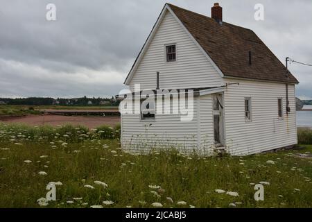 Fenêtre et parement jaune dans l'ancien bâtiment de bord de mer Banque D'Images