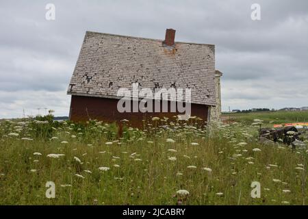 Fenêtre et parement jaune dans l'ancien bâtiment de bord de mer Banque D'Images