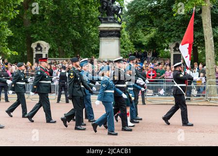 Le groupe du Canada s'est mis en marche dans la section Commonwealth de la loi pour la Reine et le pays du Platinum Jubilee Pageant, The Mall, Londres Banque D'Images