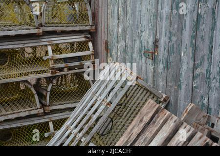 Fenêtre et parement jaune dans l'ancien bâtiment de bord de mer Banque D'Images