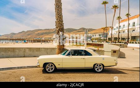 Pismo Beach, Californie, États-Unis - 3 juin 2022. Pismo Beach promenade, hôtels, et voiture d'époque. Belle journée ensoleillée dans une petite ville de plage en Californie Banque D'Images