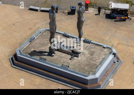 Batumi, Géorgie - 15 mai 2022 : statue d'Ali et de Nino se déplaçant dans la ville de Batumi et les touristes qui viennent regarder Banque D'Images