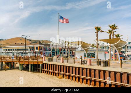 Pismo Beach, Californie, États-Unis - 3 juin 2022. Promenade en bois le long de la rive, large plage de sable, et plaza dans le centre-ville de Pismo Beach, Californie Banque D'Images