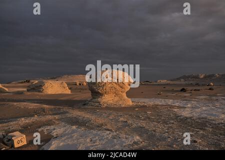 Nuages sombres au coucher du soleil dans le désert blanc égyptien Banque D'Images