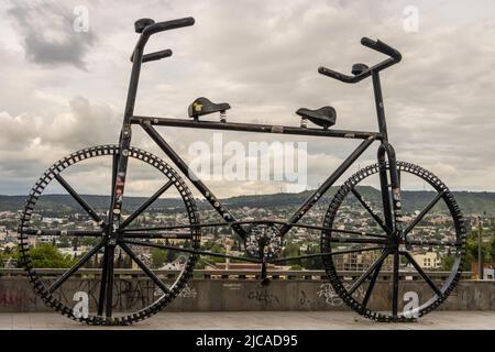 Tbilissi, Géorgie - 16 mai 2022: Monument à la bicyclette à Tbilissi Banque D'Images