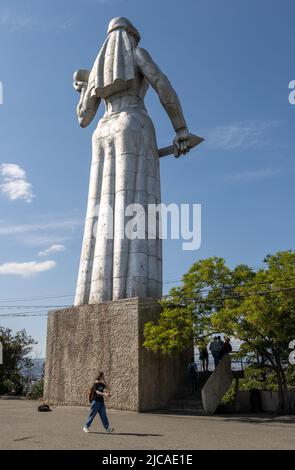 Tbilissi, Géorgie - 17 mai 2022 : statue de Kartlis Deda sur la colline de Sololaki, Tbilissi Banque D'Images