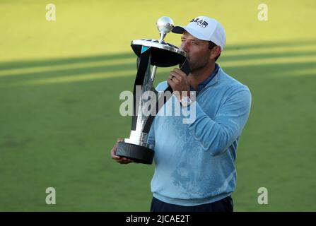 Le gagnant individuel Charl Schwartzel d'Afrique du Sud de Team Stinger GC, avec le trophée individuel de LIV Golf Invitational, pendant le troisième jour de la série Invitational de LIV Golf au Centurion Club, Hertfordshire. Date de la photo: Samedi 11 juin 2022. Banque D'Images