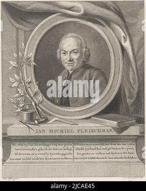 Portrait de Joan Michal Fleischmann, couteau de type et imprimante à Haarlem sur le piédestal, compas, carré, livre et marteau, Portrait de Joan Michael Fleischmann, imprimeur: Reinier Vinkeles (I), (mentionné sur l'objet), après: Sara Troost, (mentionnée sur l'objet), Amsterdam, 1768, papier, gravure, gravure, h 233 mm × l 191 mm Banque D'Images