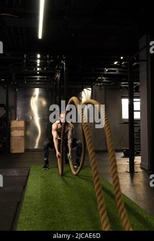 Corde homme fitness gym barbe entraînement combat ajustement sport exercice, concept équipement actif de l'activité physique, énergie caucasienne Banque D'Images