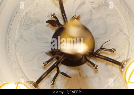 Effet de flou artistique rond décoratif en argile stuc moulure de relief avec ornements floraux sur plafond blanc dans un intérieur de style classique abstrait. Ancien plafond en stuc Banque D'Images