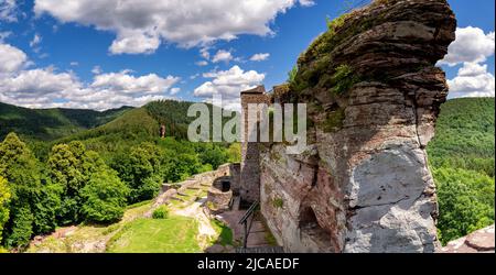 Immense rocher avec un château en ruines près du village français de Lembach Banque D'Images