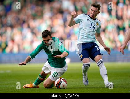 Troy Parrott (à gauche) de la République d'Irlande et Billy Gilmour d'Écosse se battent pour le ballon lors du match de l'UEFA Nations League au stade Aviva, à Dublin. Date de la photo: Samedi 11 juin 2022. Banque D'Images