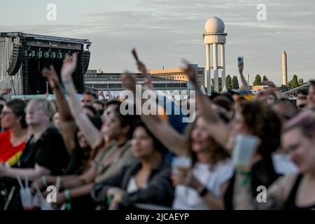 Berlin, Allemagne. 11th juin 2022. Le public applaudit le groupe britannique Muse au Tempelhof Sounds Festival sur le terrain de l'ancien aéroport de Berlin Tempelhof. Credit: Britta Pedersen/dpa/Alay Live News Banque D'Images