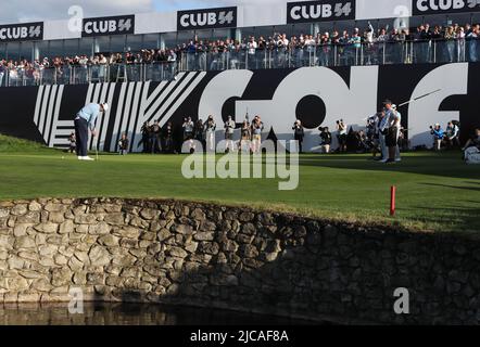 Le gagnant individuel de l'Afrique du Sud, Charl Schwartzel de Team Stinger GC, se lance sur le green 18th, au cours du troisième jour de la série Invitational de golf de LIV au Centurion Club, Hertfordshire. Date de la photo: Samedi 11 juin 2022. Banque D'Images