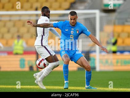 Fikayo Tomori en Angleterre (à gauche) et Gianluca Scamaca en Italie se battent pour le ballon lors du match de la Ligue des Nations de l'UEFA au Molineux Stadium, Wolverhampton. Date de la photo: Samedi 11 juin 2022. Banque D'Images