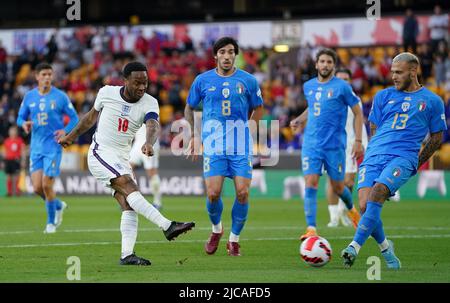 Raheem Sterling, en Angleterre, a tiré sur un but bloqué par Federico DiMarco, en Italie, lors du match de l'UEFA Nations League au Molineux Stadium, Wolverhampton. Date de la photo: Samedi 11 juin 2022. Banque D'Images