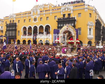 Des dizaines de milliers de dévotés en procession portant sur leurs épaules le Seigneur des miracles (Señor de los Milagros) sur la place principale de Lima . Chaque année en octobre, pendant les 4 derniers siècles, il est effectué à Lima la plus importante procession religieuse du Pérou, et, dit-on, la manifestation périodique religieuse la plus massive du monde. Banque D'Images