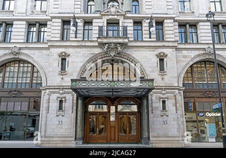 Entrée principale grandes portes en bois d'un ancien bâtiment de style victorien du 33 Wigmore Street qui était un ancien grand magasin Debenhams. Londres Banque D'Images