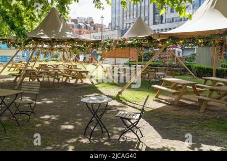 Cavendish Square avec tables et chaises disposées à l'extérieur sous le soleil d'été sous les belvédères. Londres Banque D'Images