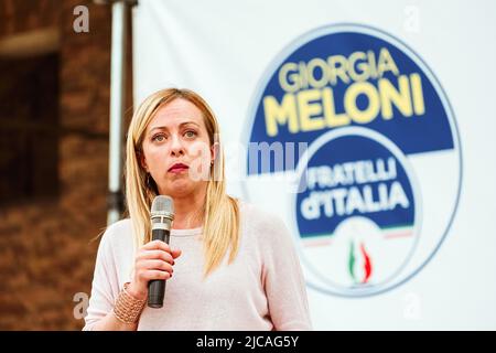 Piacenza, Italie, 31 mai 2022. Giorgia Meloni, leader du parti Fratelli d'Italia, parle lors du rassemblement pour les élections mayorales de Piacenza, Banque D'Images