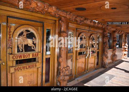 Jackson, Wyoming. ÉTATS-UNIS 5/21/2022. Cowboy Bar sur la place de la ville appartenant à L'HÔTEL WORT. Le bar Cowboy est vraiment un trou d'eau de cow-boy dans un style grandiose. Banque D'Images