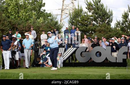 Charl Schwartzel, de Team Stinger GC, en Afrique du Sud, est en route pour le 17th au cours du troisième jour de la série d'Invitational de golf de LIV au Centurion Club, Hertfordshire. Date de la photo: Samedi 11 juin 2022. Banque D'Images