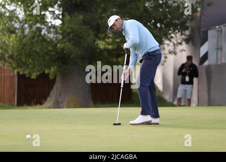 Charl Schwartzel, d'Afrique du Sud, de Team Stinger GC, pute pendant la troisième journée de la série d'Invitational de golf de LIV au Centurion Club, Hertfordshire. Date de la photo: Samedi 11 juin 2022. Banque D'Images