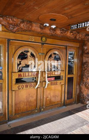 Jackson, Wyoming. ÉTATS-UNIS 5/21/2022. Cowboy Bar sur la place de la ville appartenant à L'HÔTEL WORT. Le bar Cowboy est vraiment un trou d'eau de cow-boy dans un style grandiose. Banque D'Images