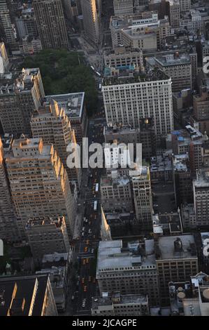 Vue d'ensemble des rues de New York City dans le centre de Manhattan au coucher du soleil Banque D'Images