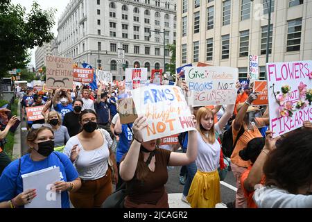 Des manifestants prennent part à la manifestation « la moustache pour nos vies » sur 11 juin 2022 à New York. Banque D'Images
