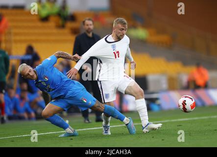 Wolverhampton, Angleterre, 11th juin 2022. Federico DiMarco, de l'Italie, se déchore avec Jarrod Bowen, d'Angleterre, lors du match de l'UEFA Nations League à Molineux, Wolverhampton. Le crédit photo doit être lu : Darren Staples / Sportimage Banque D'Images